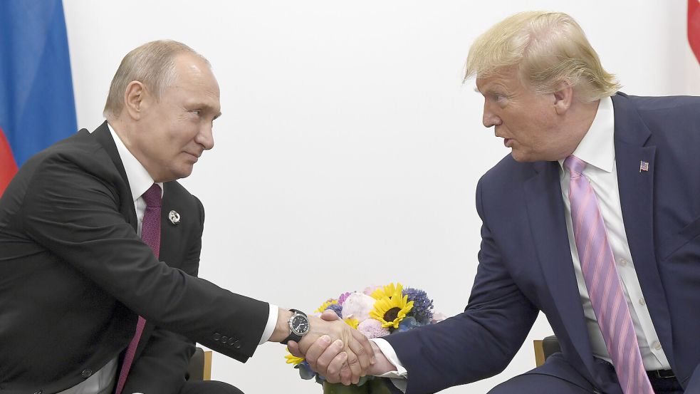 Haben einen Draht zueinander: Wladimir Putin und Donald Trump, hier beim G-20-Gipfel 2019. Nun wollen sie über ein Ende des Ukraine-Kriegs sprechen. Foto: dpa/Susan Walsh/AP