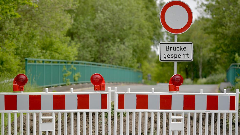 2023 war die Moormerlandstraße bereits einmal gesperrt – damals waren Arbeiten an der Brücke über die L24 der Grund. Jetzt sollen Bodenuntersuchungen gemacht werden. Foto: Ortgies / Archiv