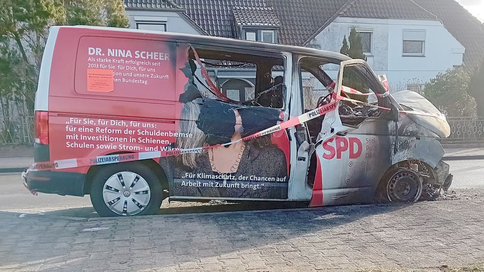 Der ausgebrannte Wahlkampf-Bulli wurde nach dem Brand von der Polizei beschlagnahmt und erst am Sonntag abtransportiert. Foto: Mopics