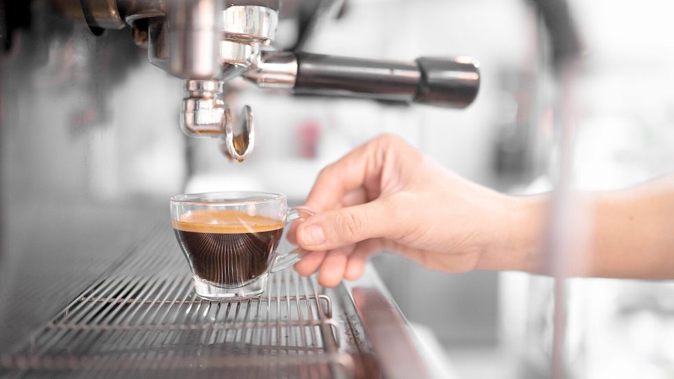 Kaffee trinken: Wenn es um Nutzen und Schaden geht, scheiden sich die Geister. Foto: Imago/Shotshop