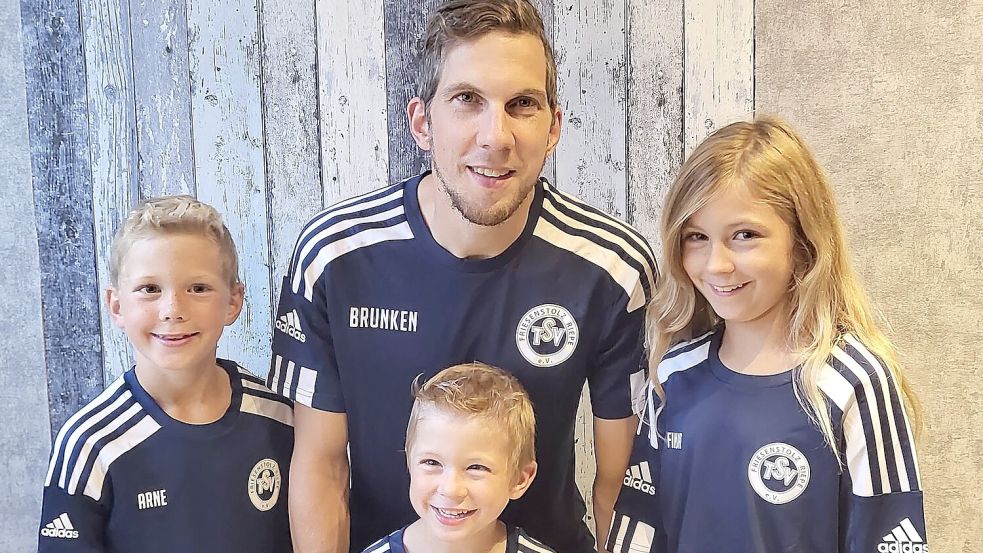 Arne (von links), Malte und Finja spielen allesamt wie ihr Papa beim TSV Riepe Fußball. Hendrik Brunken ist zudem noch Jugendtrainer. Foto: Privat