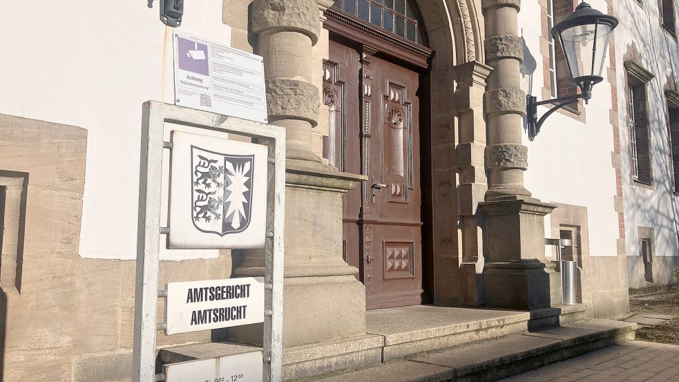 Der Angeklagte saß sechs Wochen in U-Haft, am Montag musste er sich vor dem Amtsgericht Husum verantworten. Foto: Robert Meyer