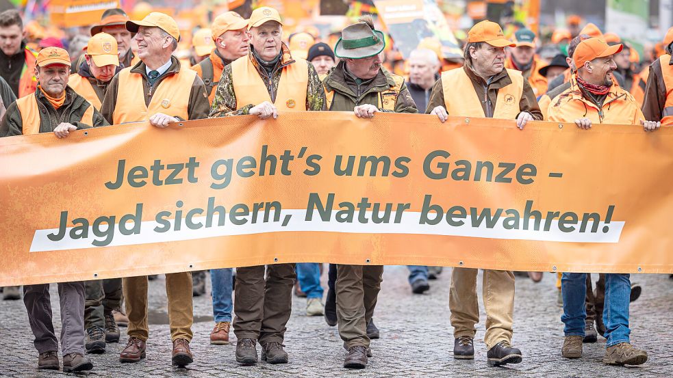 Auf einem Banner ist der Schriftzug „Jetzt geht‘s ums Ganze – Jagd sichern, Natur bewahren!“ zu lesen. Foto: dpa/Moritz Frankenberg