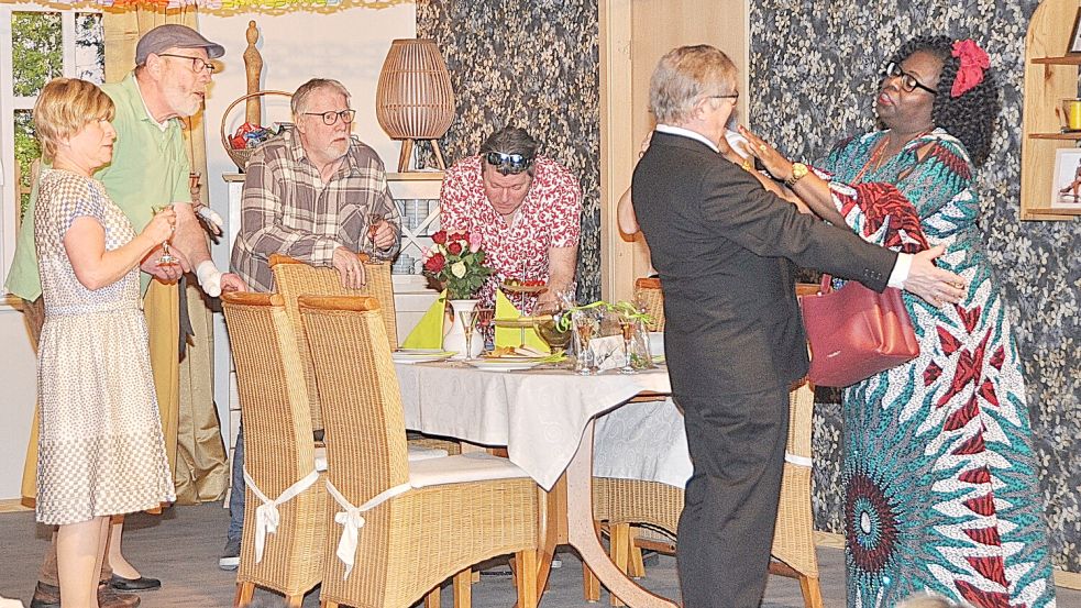 Opa sorgt auf seinem 80. Geburtstag für eine Überraschung und stellt der Familie und Nachbarn seine neue Freundin vor. Foto: Wolters
