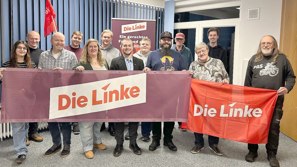 Vincent Janßen (vorne, Vierter von links) wohnt in Wilhelmshaven und kandidiert für den Bundestag.