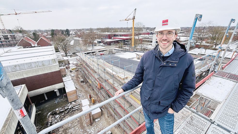 Ganz oben gibt es die Aussicht über Moormerland – drinnen die Aussicht auf neue Büros. Bürgermeister Henrik Schulz hat uns die Rathaus-Baustelle gezeigt. Foto: Ortgies
