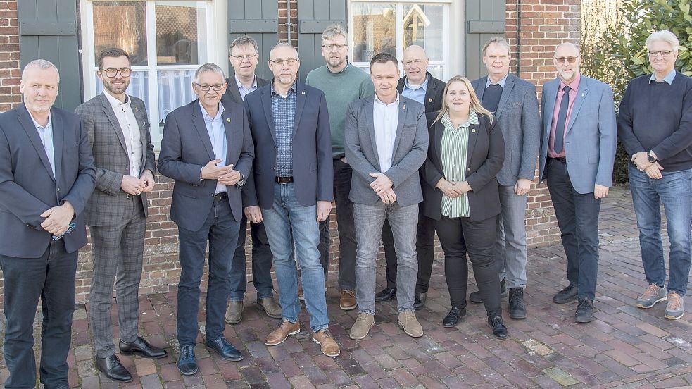 Landrat Olaf Meinen (3. von links) und die Bürgermeister der Städte und Gemeinden trafen sich kürzlich in Nesse (Dornum). Foto: Landkreis Aurich
