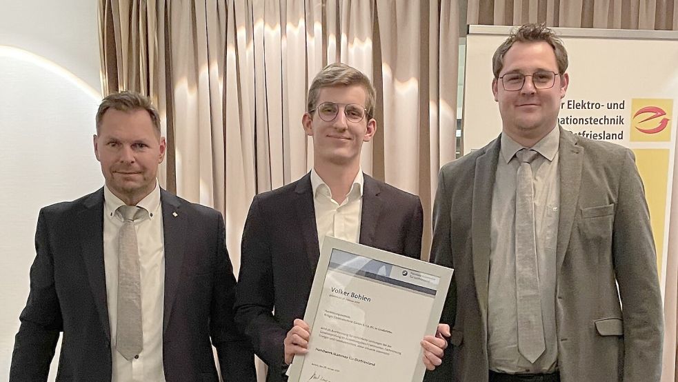 Obermeister Klaus Freese (links) und Vorstand Benjamin Zitting (rechts) überreichten Volker Bohlen eine Ehrenurkunde. Foto: privat