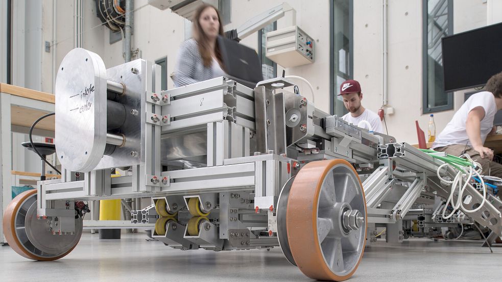 Seit Jahren wird in Emden an der Hyperloop-Technologie geforscht: 2017 bereiten Studierende der Hochschule Emden/Leer und der Universität Oldenburger im Zentrum für angewandte Mikrogravitation und Raumfahrttechnologie (ZARM) in Bremen ihren Prototypen auf einen Vakuumtest vor. Foto: Wagner/DPA/Archiv