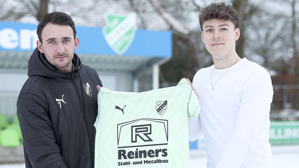 Firrels spielender Co-Trainer Julian Bennert (links) freut sich, Joost Diekmann im Sommer in seinem Team zu haben. Foto: Doden/Emden