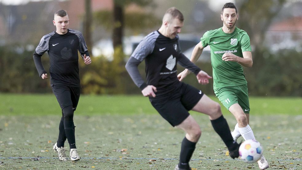 Der Kunstrasenplatz in Hinte wird auch von benachbarten Vereinen in der Wintervorbereitung gerne genutzt. Hier eine Spielszene aus der Partie im November zwischen dem TuS und Ostfrisia Moordorf. Archivfoto: Doden/Emden