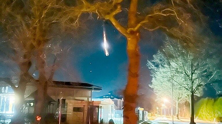 Christian Cordes aus Großwolde hat auf dem Weg mit dem Rad zur Arbeit um 4.42 Uhr dieses Foto von der verglühenden Raketenstufe gemacht. Foto: Christian Cordes