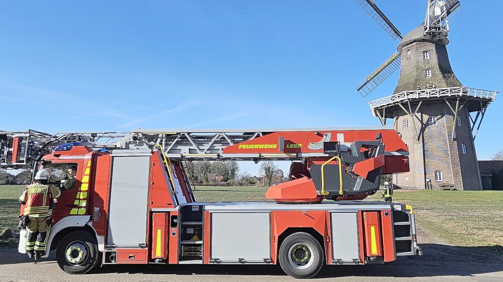 Der Mann wurde mit Hilfe der Feuerwehr nach unten gebracht. Foto: Stromann