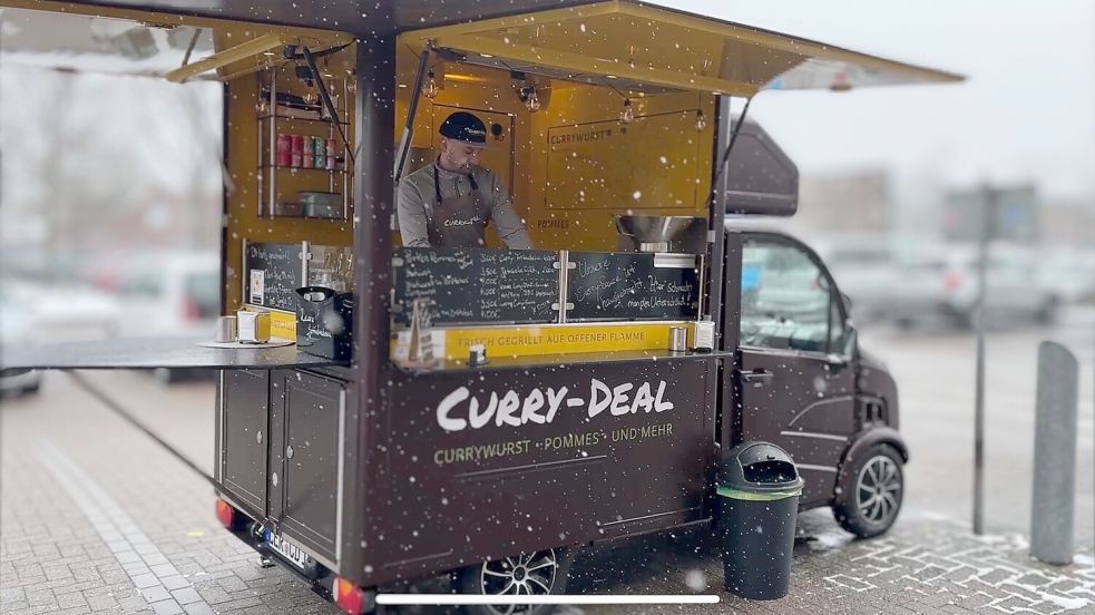 Mit seinem Foodtruck ist Niklas Kügler in ganz Ostfriesland unterwegs. Foto: Gerdes