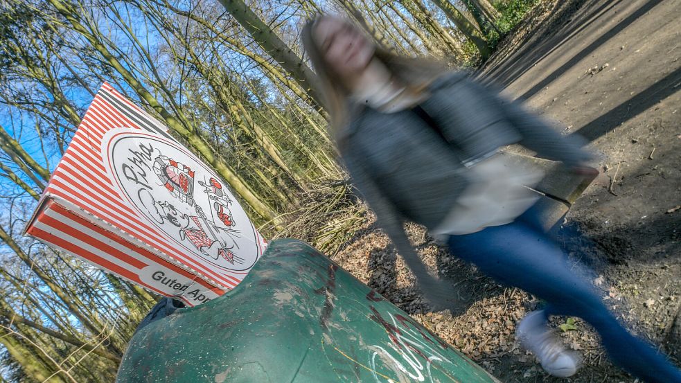 Vielerorts verstopfen To-Go-Verpackungen die Mülleimer. Eine kommunale Verpackungsmüll-Steuer wie in Tübingen könnte auch in Ostfriesland helfen. Foto: Ortgies