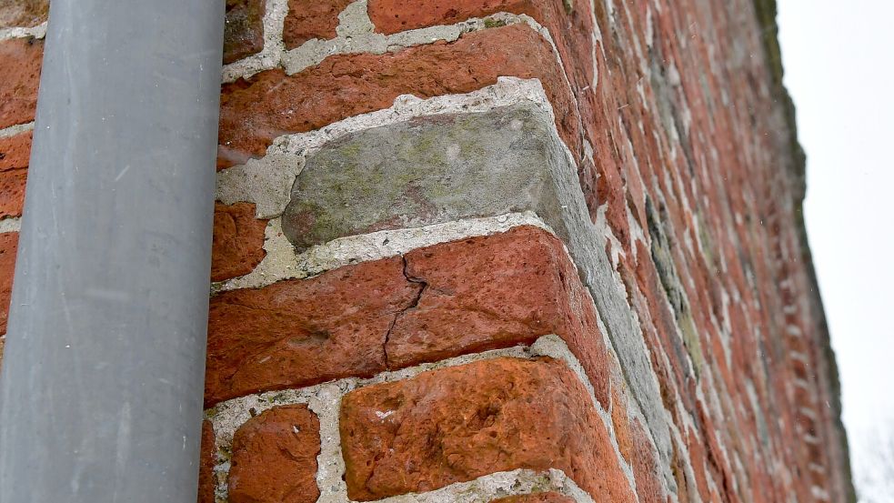 Dieser Stein in der Außenmauer des Kirchturms markiert die Höhe der Sturmflut von 1570: Das Wasser stand 4,40 Meter über Normalnull.