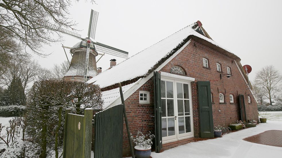 Die Mühle Felde trägt aktuell ihr Winterkleid. Der Gulfhof wurde früher von den Mägden und Knechten bewohnt. Das ehemalige Müllerhaus steht in der Nachbarschaft. Foto: Böning