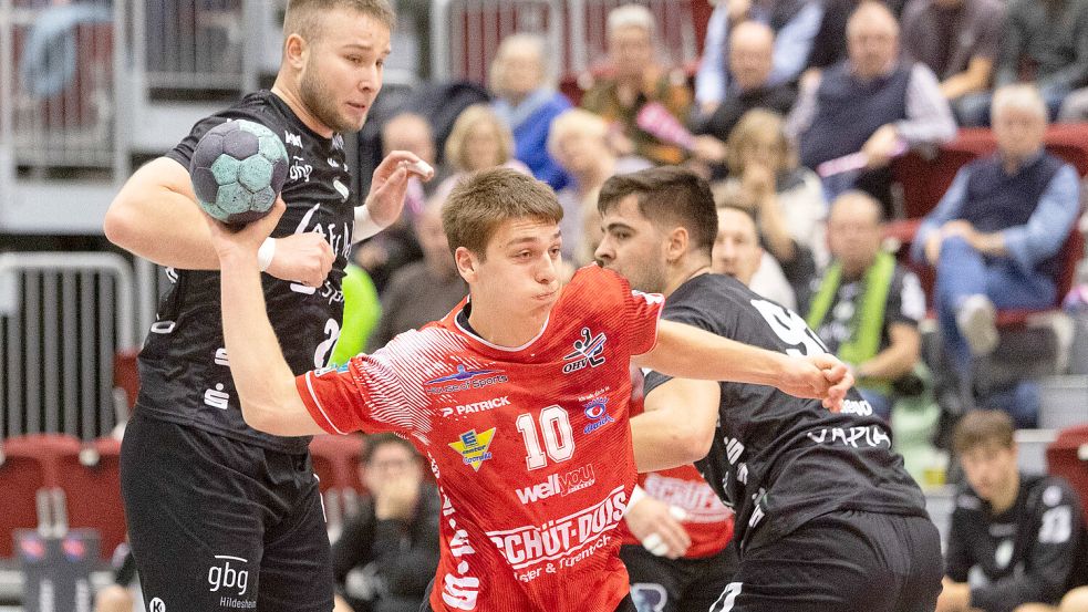 Vergangene Saison trug Jorit Reshöft (Mitte) im Spiel zwischen dem OHV Aurich und Eintracht Hildesheim noch das OHV-Trikot – nun kommt er mit der Eintracht als Gegner zurück in die Heimat. Foto: Doden/Emden