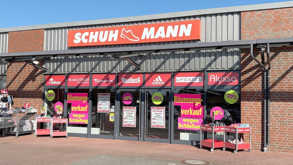 „Räumungsverkauf wegen Schließung“ steht an den Schaufenstern: Schuh-Mann schließt Anfang April seine Filiale in Ihrhove. Foto: Ammermann