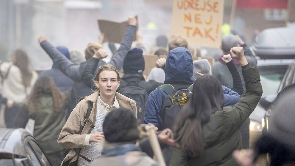 Laura (Amaryllis August) gerät auf ihrer Flucht in eine Demonstration von Bürgern, die sich weigern, Dänemark zu verlassen. „Families like ours - Nur mit Euch“. Ab Freitag, 21. Februar alle sieben Episoden in der ARD Mediathek und im Ersten. Foto: © Zentropa Entertainments/StudioCanal/CANAL+/TV 2/ARD Degeto Film/Per Arnesen