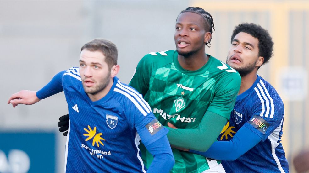 David Kébé (rechts) will für Kickers Emden (links Marten Schmidt) kräftig zupacken. Beim 5:2-Sieg im Testspiel gegen Werder Bremen II zeigte Kébé kürzlich eine starke Leistung. Foto: Doden