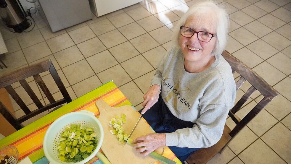 Porree für Kartoffelsuppe. „Ich sitze ja nur noch und schnibbele“, sagt Karin Nemitz. Ihr Stammplatz in der Küche vom Haus Arche in Papenburg ist gleich hinter der Tür. Fotos: Schade