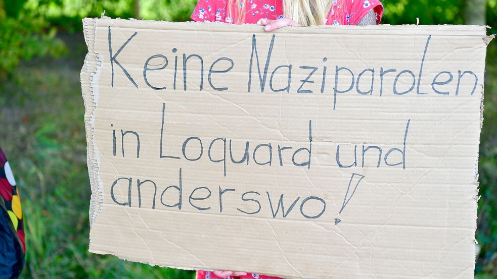 Eine Initiative aus Krummhörner Bürgern ruft zu einer Mahnwache vor einem Privathaus in Loquard auf. Hier steht ein Schild mit einer Aufschrift, die an Nazi-Parolen angelehnt scheint. Foto: Wagenaar/Archiv