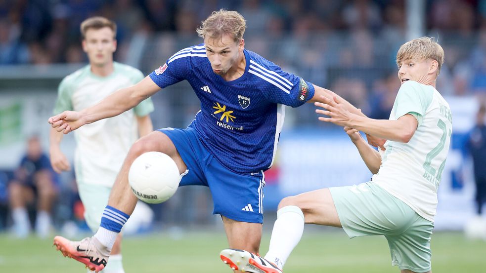 David Schiller traf sehenswert per Hacke. Foto: Doden/Emden
