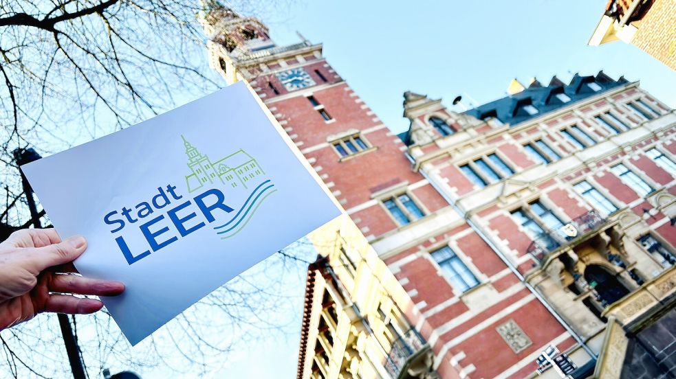Der Entwurf für das neue Logo der Stadt vor dem historischen Rathaus: Im März soll es im Stadtrat offiziell beschlossen werden. Foto: Ortgies