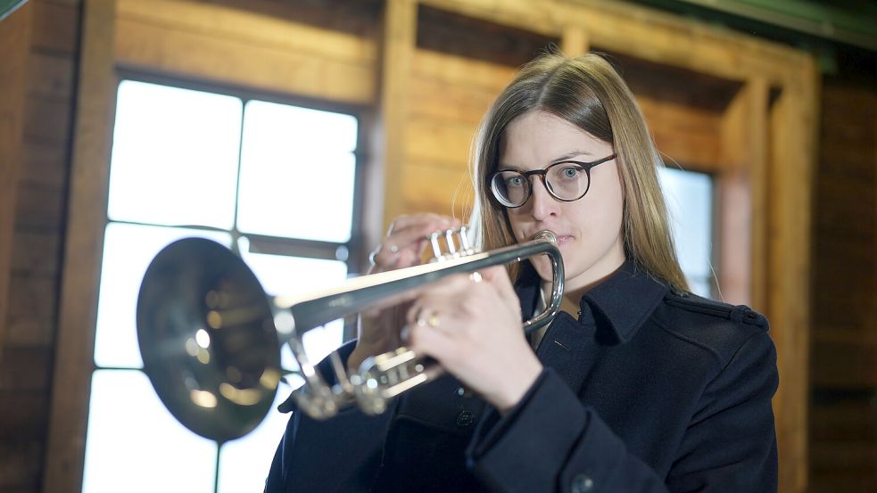Neele Fokken ist die erste Türmerin am Hamburger Michel. Foto: Brandt/dpa
