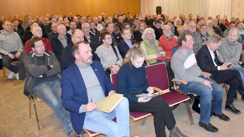 Rund 140 Interessierte waren der Einladung der Gemeinde Westoverledingen gefolgt. Sie informierten sich im Saal des Rathauses in Ihrhove über die neuen Windenergiepläne. Foto: Ammermann