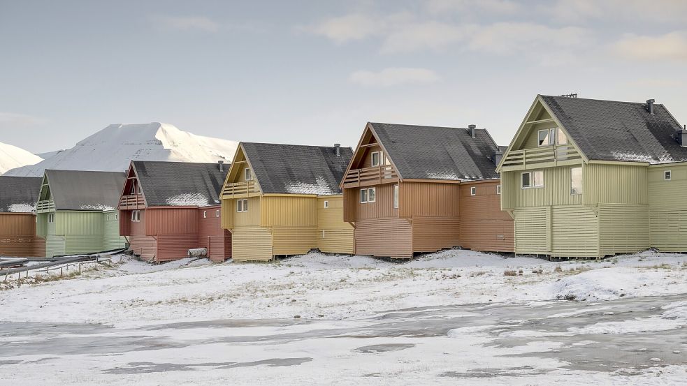 Bunte Häuser, bedeckt im Schnee: Longyearbyen – der größte Ort der Inselgruppe Spitzbergen. Foto: IMAGO/imagebroker