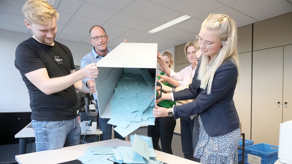 Auch die Auszählung in Briefwahlbüros, hier bei der Landtagswahl 2022, ist öffentlich. Archivfoto: Romuald Banik