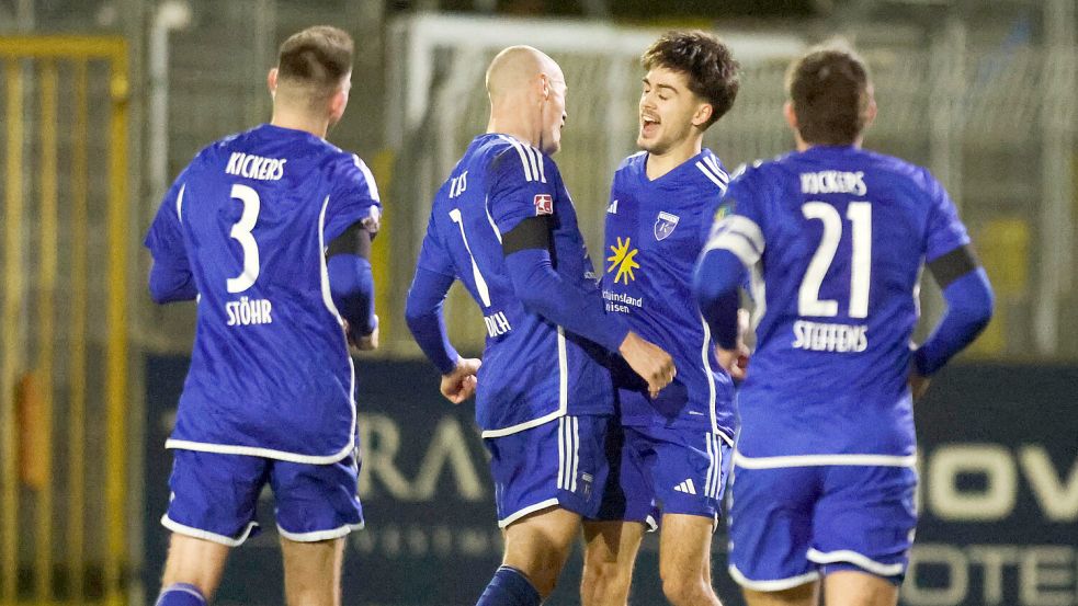 Mika Eickhoff (Zweiter von rechts) brachte Kickers Emden in Führung. Foto: Doden, Emden
