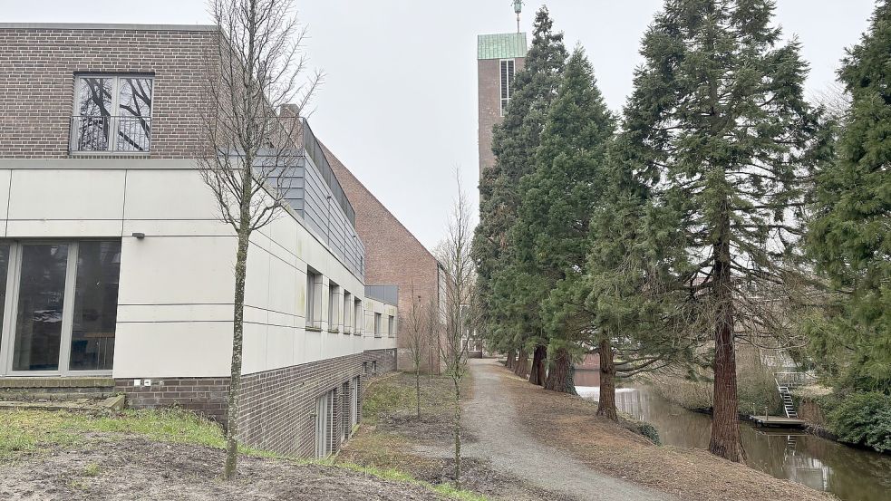 Der Pfad hinter der Kirche war viele Jahre zugewuchert und wurde für illegale Aktivitäten genutzt. Im Frühjahr 2024 räumte die Stadt hier auf.