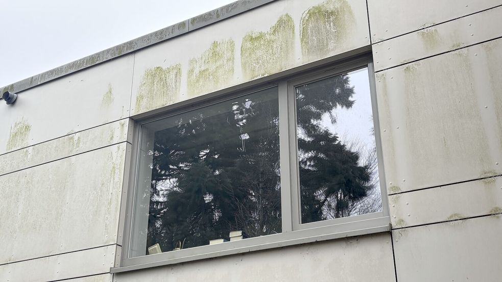 Ein Fenster in der ersten Etage des Gemeindehauses ist beschädigt.