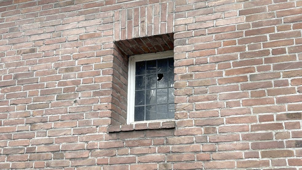 Ein Fenster der Kirche hat ein kleines Loch.