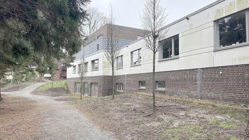 Auf der Rückseite des Gemeindehauses hat es früher viele Partys und illegalen Drogenhandel gegeben. Die Stadt räumte im Frühjahr 2024 auf. Seitdem schien es ruhiger geworden zu sein.