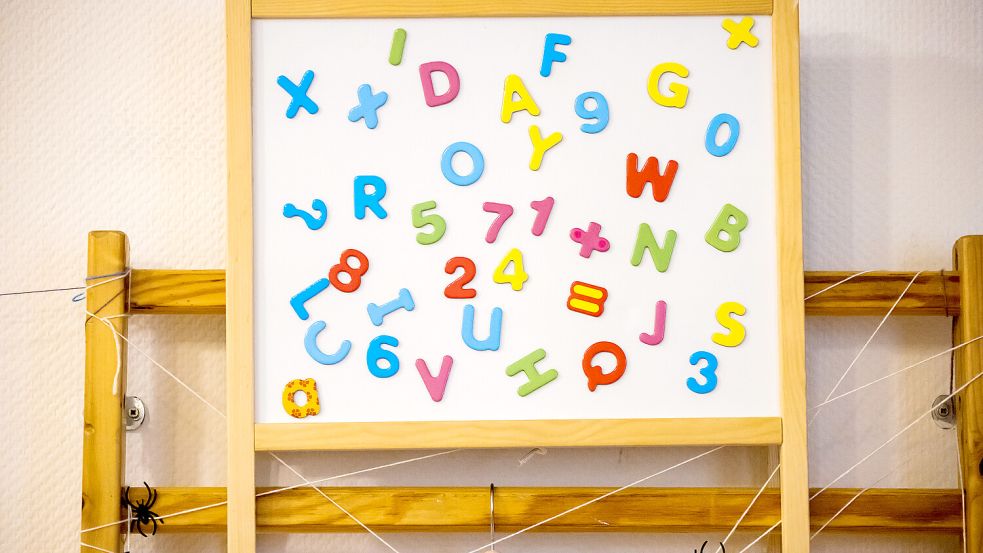 Eine Tafel mit Buchstaben und Zahlen in einer Kita. Die CDU im Landtag fordert verbindliche Deutsch-Tests für Vierjährige. Foto: DPA/Christoph Soeder