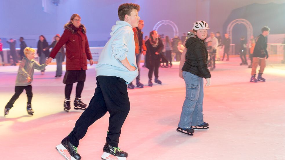 Lässig übers Eis gleiten: Das geht bei der Eiszeit in der Emder Nordseehalle noch bis zum 2. März. Foto: Thorben Ihler/fotografie-ihler.de