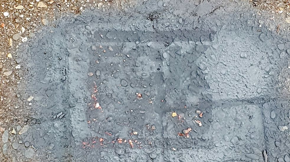 Die Graffiti wurden vor diesem Wahllokal in Leer mittlerweile mit grauer Farbe übermalt. Foto: Bär