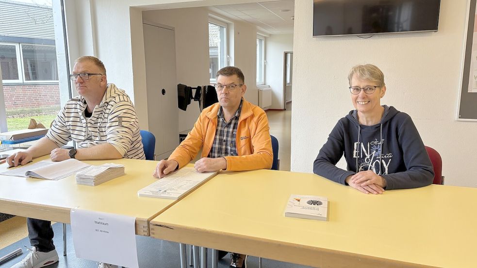 Christian Mudder, Helmut Kusche und Angelika Meißner packen schon seit Jahren als Wahlhelfer mit an. Sie sind an diesem Sonntag für den Bezirk Alt-Hinte zuständig. Fotos: Hanssen