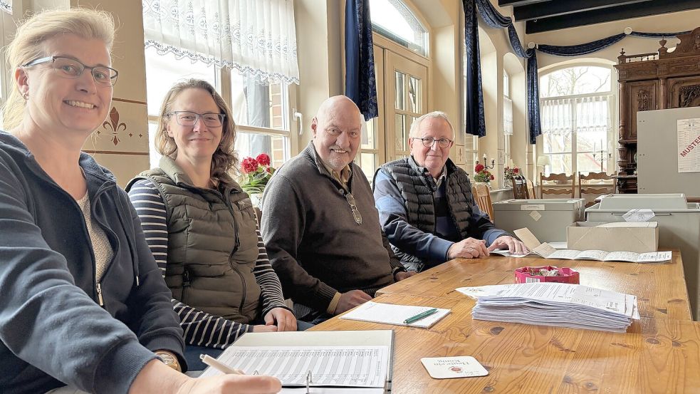 Karin Bogena, Insa Fleßner, Gerd Aden und Jan Rieken arbeiten bereits seit mehreren Wahlen im Team zusammen. Sie betreuen das Wahllokal 140 in der Gaststätte „Kukelorum“. Foto: Mieke Matthes
