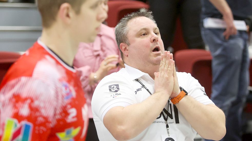 Co-Trainer Eric Hettmann kann die dramatische Niederlage nicht fassen. Fotos: Doden/Emden