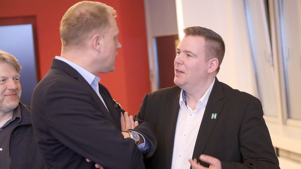 Florian Eiben (rechts) am Wahlabend im Gespräch mit Wiard Siebels.Foto: Romuald Banik