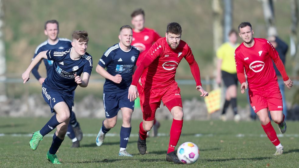 Veenhusen (rote Trikots) kämpfte sich gegen Riepe noch zum Sieg. Foto: Doden/Emden