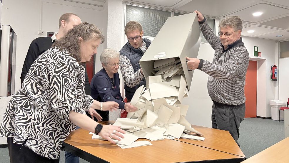 Über eine hohe Wahlbeteiligung freute man sich in der Stadt Aurich nicht nur im Wahllokal 1 im Erdgeschoss des Rathauses. Foto: Heino Hermanns