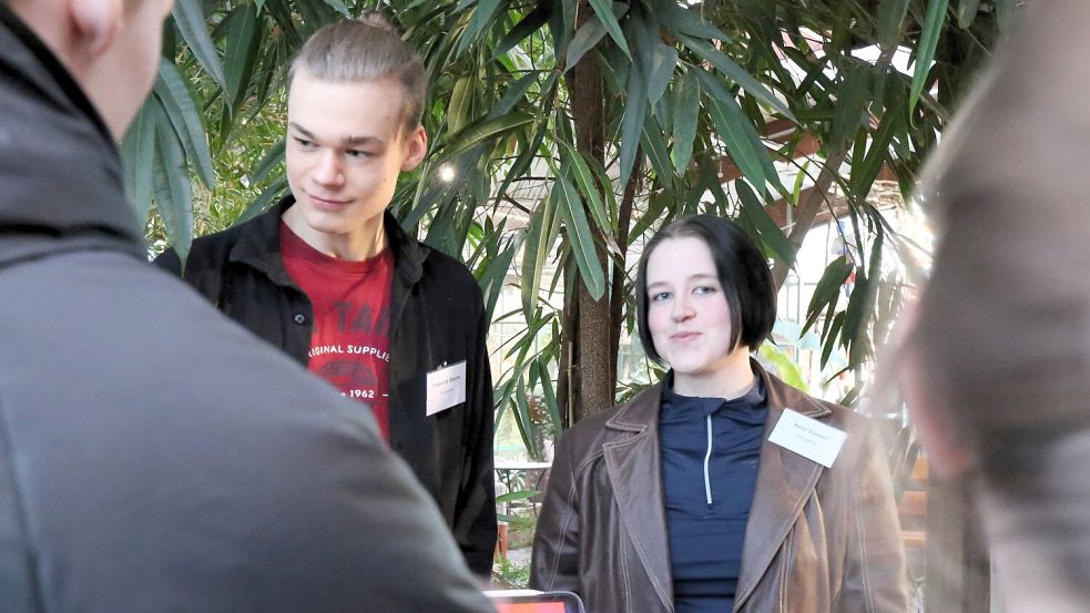 Frederick Stamm (von links) und Xena Süssen von der Linksjugend – der Jugendorganisation der Partei Die Linke. Foto: Böning