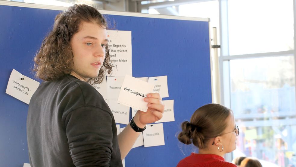 Themen setzen und Argumente finden – eine Stunde lang gingen die Vorbereitungen in der Blumenhalle, dann wurde diskutiert. Foto: Böning