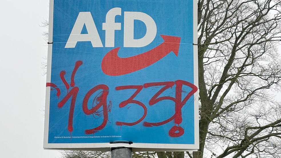 Vor der Wahl hatten Unbekannte in Ihrhove das Plakat der AfD mit der Jahreszahl 1933 beschmiert. Foto: Ammermann